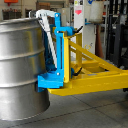 Clamp for forklift trucks designed for radioactive drums handling